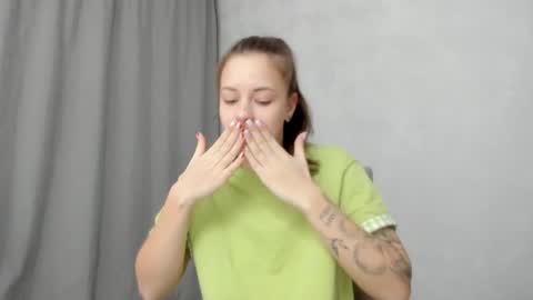 Snapshot of why_again_me chatting on 02-04-26, 08:36 Veronica online show from 02-04-26, 08:36