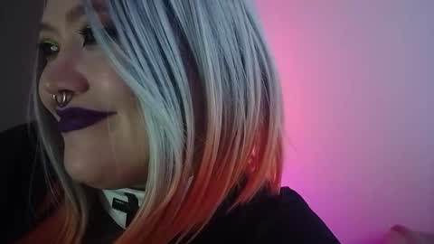 Snapshot of wickedxqueen chatting on 11-17-25, 06:52 Laura online show from 11-17-25, 06:52