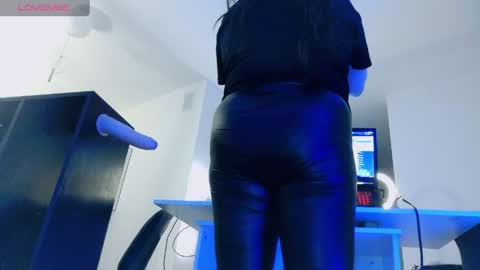 Snapshot of wickedxqueen chatting on 04-06-26, 07:59 Laura online show from 04-06-26, 07:59