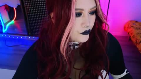 Laura  online show from 06-18-26, 09:52