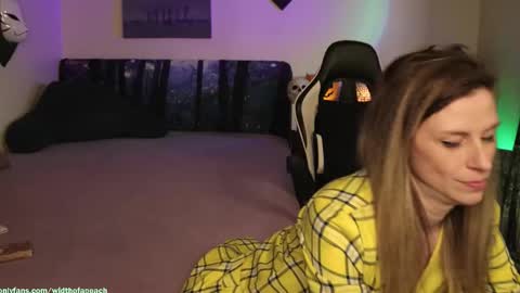 Snapshot of widthofapeach chatting on 11-01-25, 07:43 Gretchen Jimmy online show from 11-01-25, 07:43