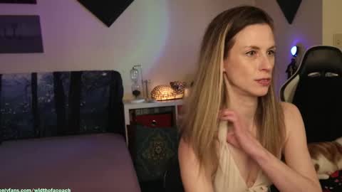 Snapshot of widthofapeach chatting on 11-14-25, 01:37 Gretchen Jimmy online show from 11-14-25, 01:37