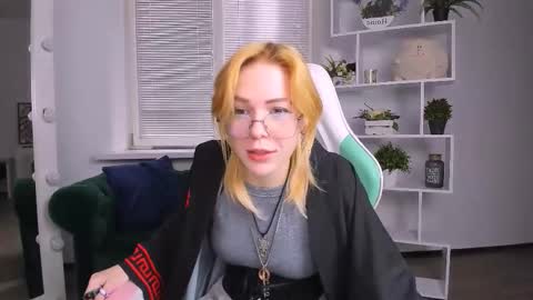 Snapshot of wild_berry_soul chatting on 10-21-25, 05:41 wild_berry_soul online show from 10-21-25, 05:41