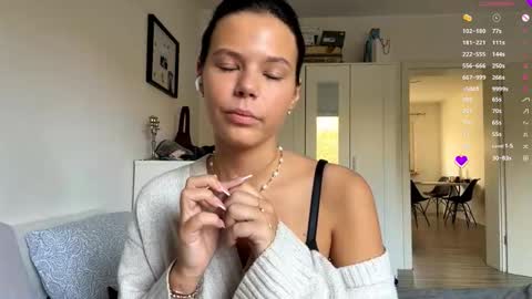 Mia online show from 11-06-25, 07:53