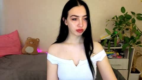 Snapshot of wildkittenx_ chatting on 05-18-26, 05:24 Alena online show from 05-18-26, 05:24