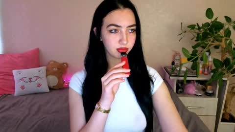 Snapshot of wildkittenx_ chatting on 05-31-26, 04:09 Alena online show from 05-31-26, 04:09