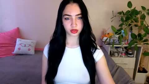 Snapshot of wildkittenx_ chatting on 06-10-26, 04:12 Alena online show from 06-10-26, 04:12