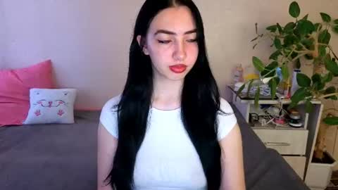 Snapshot of wildkittenx_ chatting on 06-11-26, 04:10 Alena online show from 06-11-26, 04:10