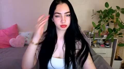 Snapshot of wildkittenx_ chatting on 06-15-26, 04:04 Alena online show from 06-15-26, 04:04