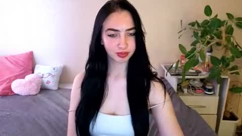 Snapshot of wildkittenx_ chatting on 06-18-26, 09:14 Alena online show from 06-18-26, 09:14