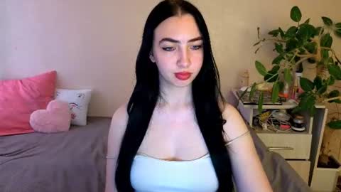 Snapshot of wildkittenx_ chatting on 06-19-26, 04:50 Alena online show from 06-19-26, 04:50