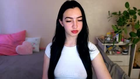 Snapshot of wildkittenx_ chatting on 06-25-26, 05:12 Alena online show from 06-25-26, 05:12