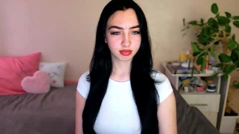 Snapshot of wildkittenx_ chatting on 06-26-26, 04:06 Alena online show from 06-26-26, 04:06