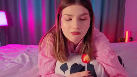 Vicki3 online show from 02-16-26, 07:26