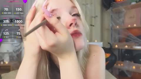 Snapshot of wilonebute chatting on 10-31-25, 01:28 Mary online show from 10-31-25, 01:28