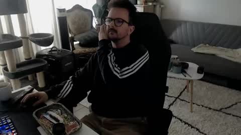 Snapshot of winnydepooh chatting on 10-13-25, 07:52 cream36 online show from 10-13-25, 07:52