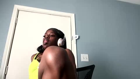 Snapshot of wishhwashy22 chatting on 03-12-25, 07:06 Chanel online show from 03-12-25, 07:06