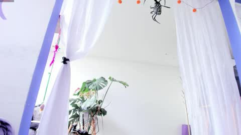 Snapshot of witchofhearts chatting on 10-28-25, 04:42 Luna Violeta A r t i s t online show from 10-28-25, 04:42