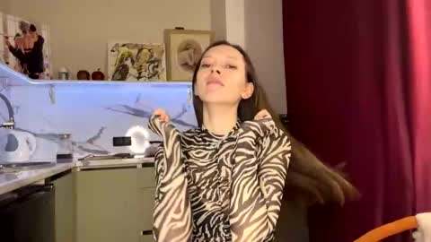 Snapshot of withlovebella chatting on 01-25-25, 12:37 Isobelle online show from 01-25-25, 12:37