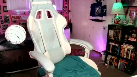 Wolfie online show from 06-12-26, 10:08