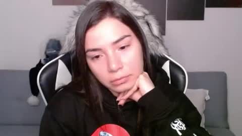 Snapshot of wolfs_daughter chatting on 12-29-24, 03:22 Alex online show from 12-29-24, 03:22