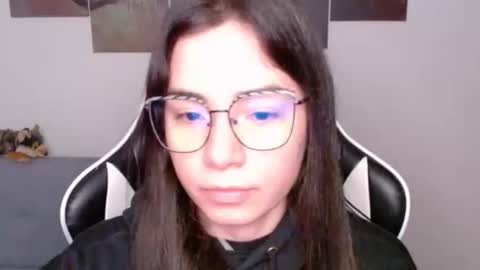 Snapshot of wolfs_daughter chatting on 05-03-26, 01:33 Alex online show from 05-03-26, 01:33