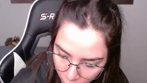 Snapshot of wolfs_daughter chatting on 06-03-26, 01:19 Alex online show from 06-03-26, 01:19
