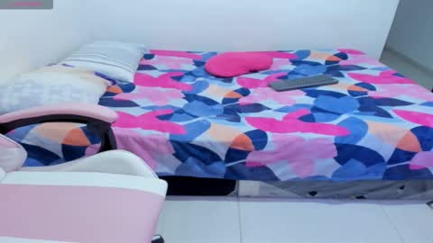 Snapshot of woman_rosse chatting on 12-16-25, 06:24 woman_rosse online show from 12-16-25, 06:24