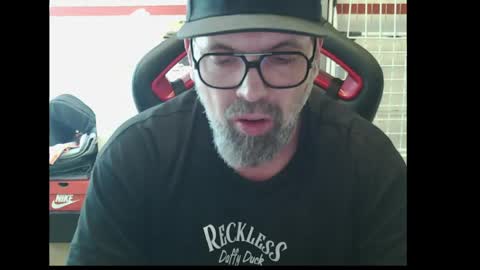 Snapshot of womenizzeer chatting on 05-02-26, 04:01 Adam online show from 05-02-26, 04:01