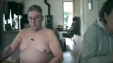 Snapshot of woodwurm chatting on 02-07-25, 10:08 woodwurm and Snoeske online show from 02-07-25, 10:08