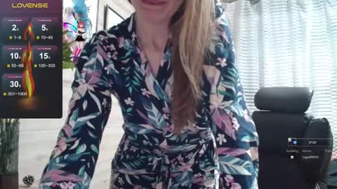 Snapshot of wow_porno_ chatting on 11-19-25, 12:05 Anna online show from 11-19-25, 12:05