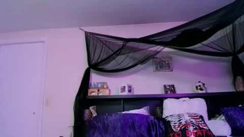 Snapshot of wrenleigh chatting on 06-07-26, 04:38 Crystal Lake online show from 06-07-26, 04:38