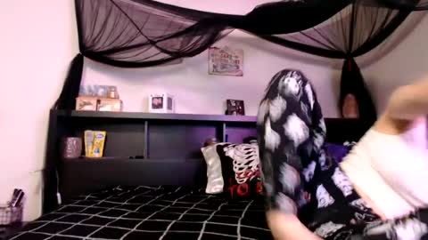 Snapshot of wrenleigh chatting on 06-12-26, 07:07 Crystal Lake online show from 06-12-26, 07:07