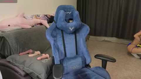 Neo and Abby online show from 12-20-25, 06:15