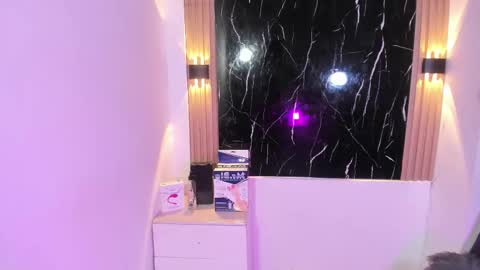 Snapshot of wyatt_rose chatting on 10-31-25, 04:02 wyatt online show from 10-31-25, 04:02