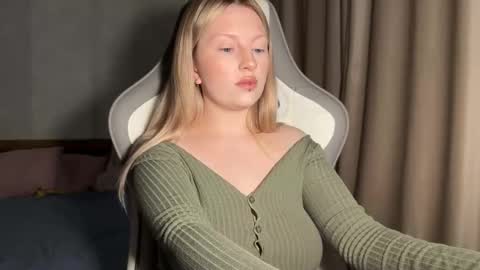 Snapshot of x__ivy_x chatting on 11-25-25, 05:13 eva online show from 11-25-25, 05:13