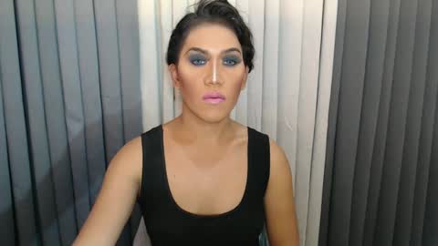 GWEN THOMPSON .......   online show from 01-01-25, 05:11