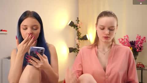 Luna and Lina online show from 11-09-25, 04:22