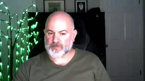 Snapshot of xjohnniex77 chatting on 12-17-25, 01:44 MrSlowBurn77 online show from 12-17-25, 01:44