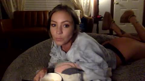 Snapshot of xlacyy chatting on 10-21-25, 02:12 xLacyy online show from 10-21-25, 02:12