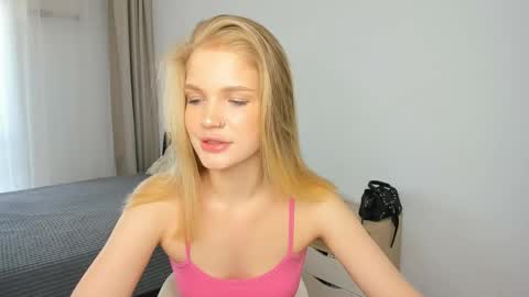 Snapshot of xloe_queen chatting on 05-30-26, 09:06 Chloe online show from 05-30-26, 09:06