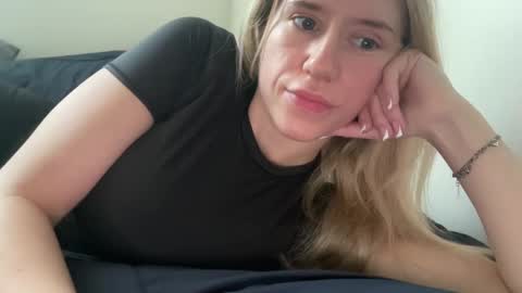 Snapshot of xoxoxjenn chatting on 01-12-25, 10:01 jenn online show from 01-12-25, 10:01