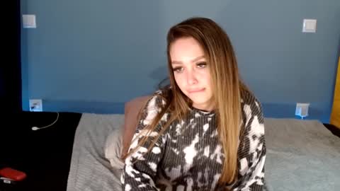 Snapshot of xsexycouples chatting on 12-15-24, 06:40 AnnaMaee online show from 12-15-24, 06:40