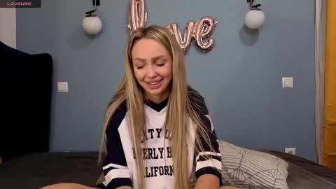 Snapshot of xsexycouples chatting on 03-01-25, 08:21 AnnaMaee online show from 03-01-25, 08:21