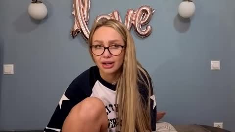 Snapshot of xsexycouples chatting on 03-01-25, 11:26 AnnaMaee online show from 03-01-25, 11:26