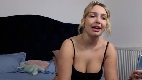 Snapshot of xsexycouples chatting on 11-10-25, 10:09 AnnaMaee online show from 11-10-25, 10:09