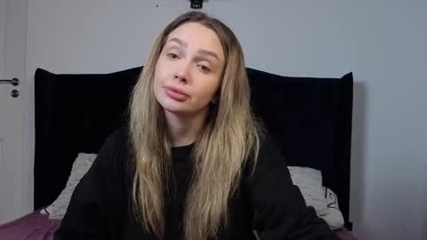 Snapshot of xsexycouples chatting on 02-25-26, 10:19 AnnaMaee online show from 02-25-26, 10:19