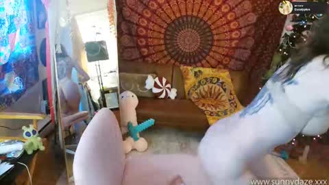 Snapshot of xsunsub chatting on 12-14-25, 08:02 Sunny Daze online show from 12-14-25, 08:02