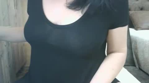 Snapshot of xxalexis chatting on 01-18-26, 08:01 HotMomAlex online show from 01-18-26, 08:01