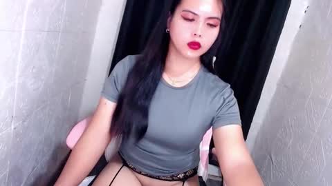 Snapshot of xxhotsexydivinexx chatting on 10-22-25, 01:06 divine online show from 10-22-25, 01:06